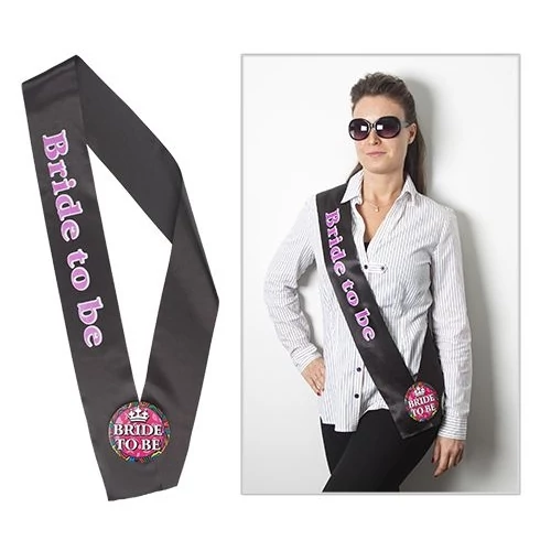 Fekete vállszalag es kitűző szett Bride to be pink felirattal