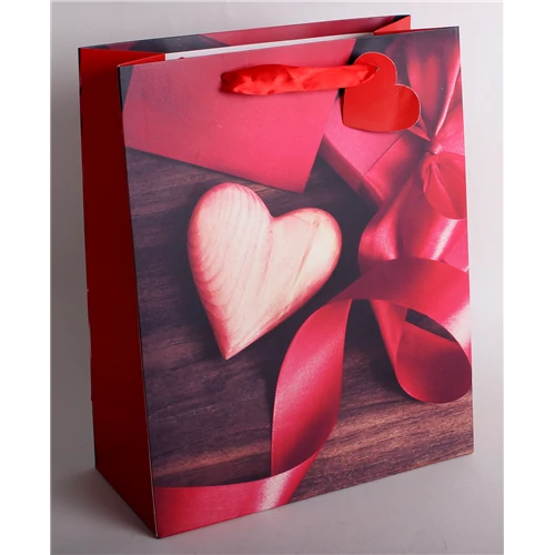 Díssztasak piros szív+szalag 32 x 26 cm