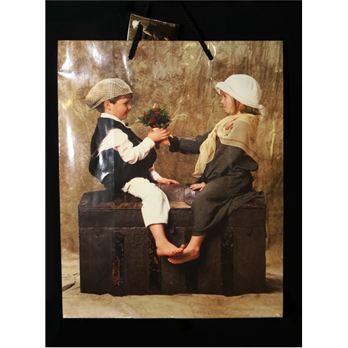 Dísztasak gyermekpár ládán 23 x 18 cm