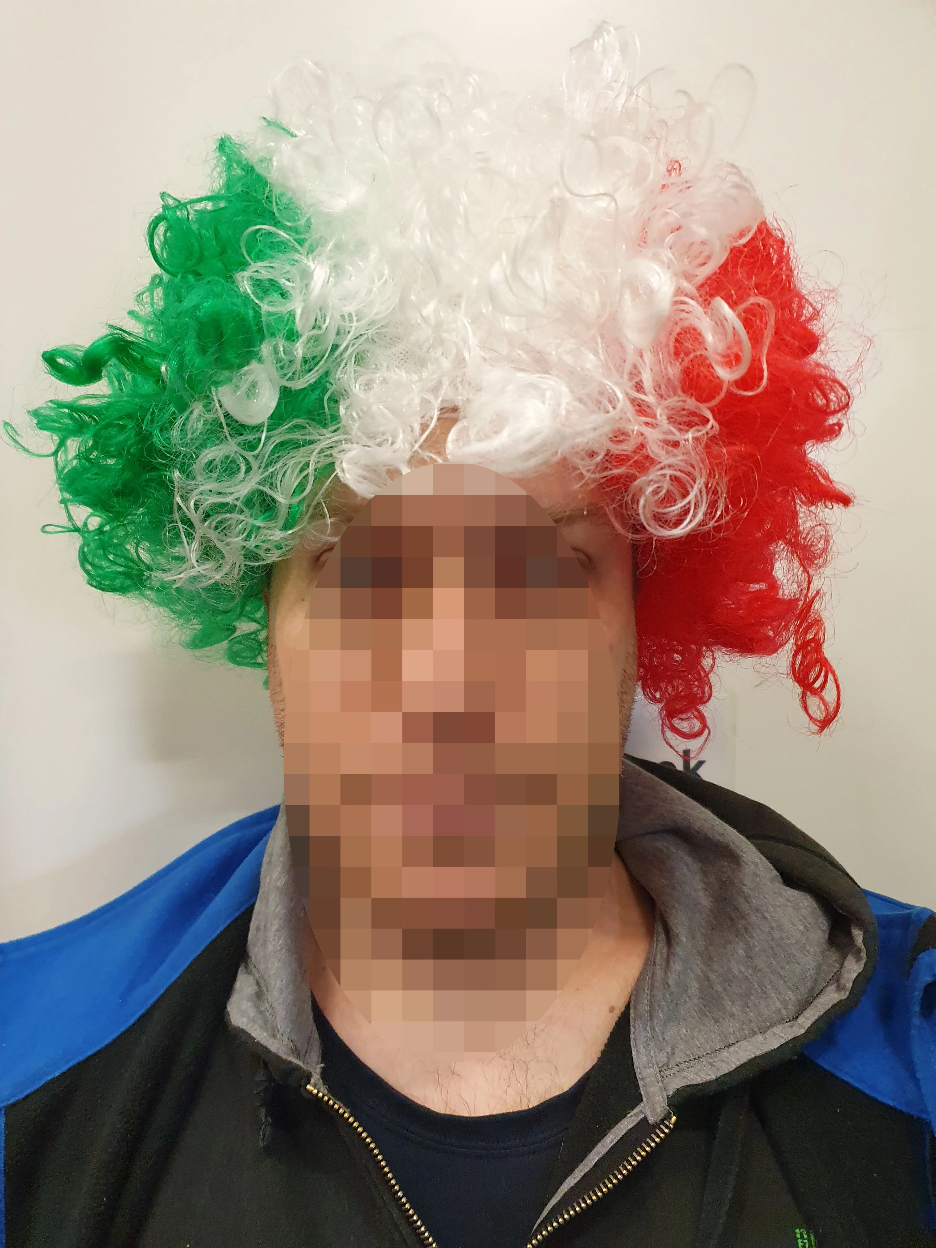Nemzeti színű göndör szurkolói paróka