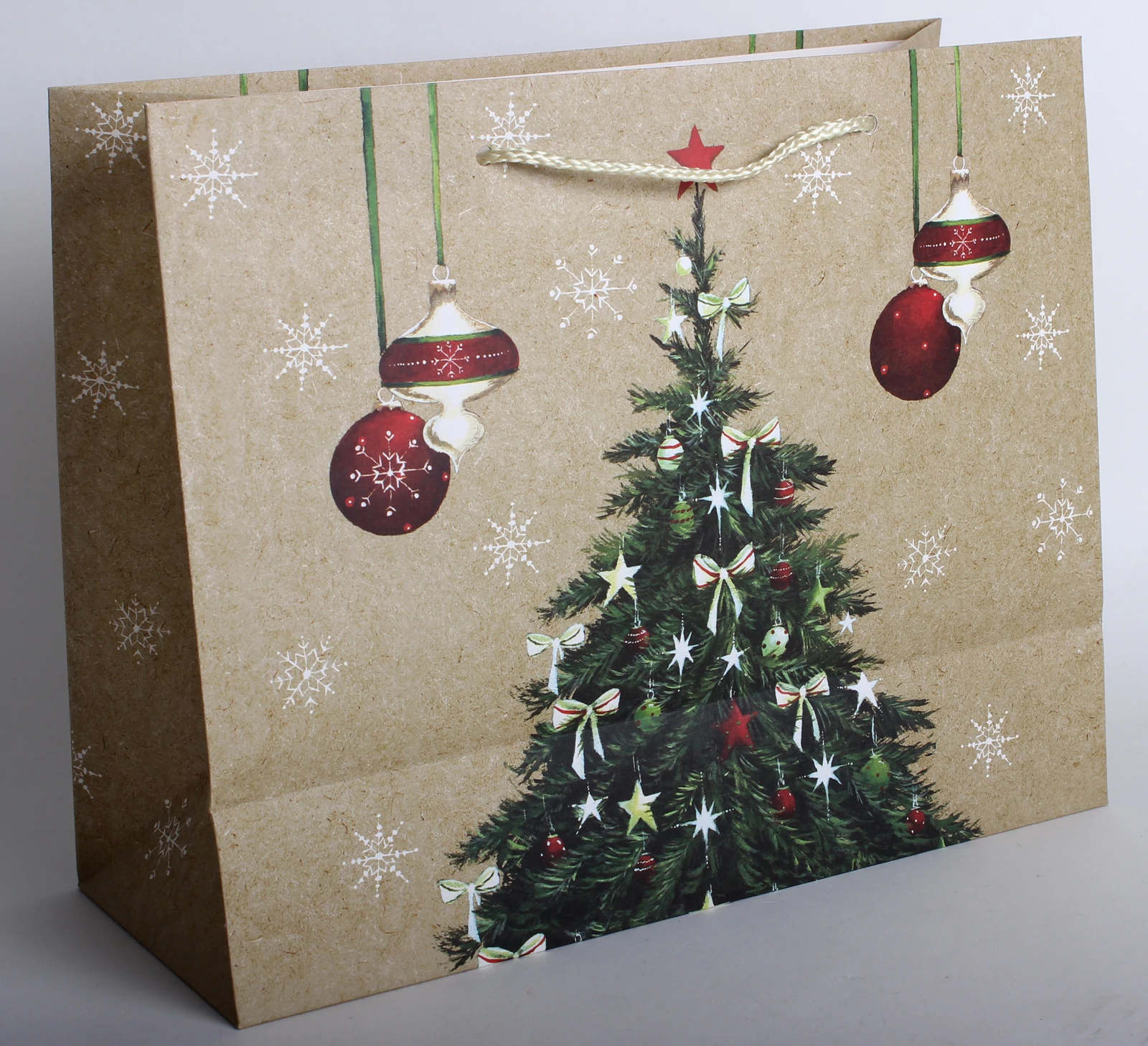 Dísztasak karácsonyfa bordó gömbbel 23 x 18 cm